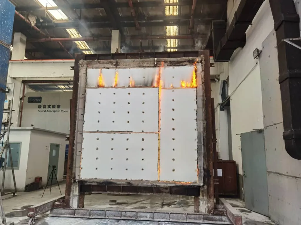 Muro de placas en el horno de ensayo de fuego del laboratorio Intertek